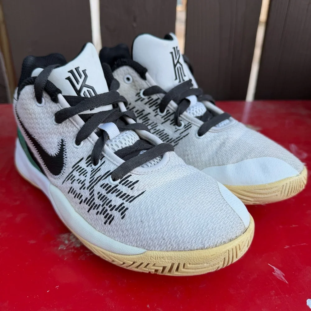 Nike Kyrie Basketball Shoes Gray Black Youth‎ 5.5Y Flytrap Style - Picture 2 of 8